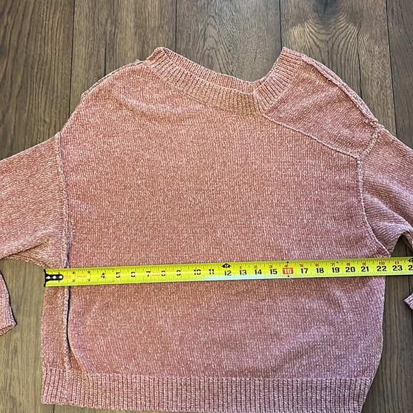 Umgee asymmetrical neckline blush sweater size medium - Picture 3 of 5
